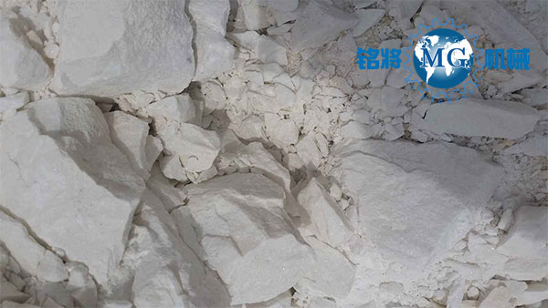 膩?zhàn)臃圩詈唵蔚呐浞?，膩?zhàn)臃叟浞郊芭淞? /> 
</p>
　　<strong>1、普通內(nèi)墻膩?zhàn)臃叟浞?/strong><br />
　　膠粉2～2.2%、雙飛粉(或滑石粉)98%<br />
　　<strong>2、普通高硬內(nèi)墻膩?zhàn)臃叟浞?/strong><br />
　　膠粉1.8～2.2%、雙飛粉(或滑石粉)90～60%、熟石膏粉(建筑石膏、半水石膏)10～40%<br />
　　<strong>3、高硬耐水內(nèi)墻膩?zhàn)臃叟浞?/strong><br />
　　配方一：膠粉1～1.2%、雙飛粉70%、灰鈣粉30%<br />
　　配方二：膠粉0.8～1.2%、雙飛粉60%、灰鈣粉20%、白水泥20%<br />
　　<strong>4、普通石膏膩?zhàn)臃叟浞?/strong><br />
　　膩?zhàn)幽z粉(NSJF-22)　1～2%、熟石膏粉(建筑石膏、半水石膏)70%、滑石粉(或雙飛粉)30%、石膏緩凝劑1%<br />
　　<strong>5、水性木器膩?zhàn)臃叟浞?/strong><br />
　　水性木器膩?zhàn)幽z粉(NSJF-12)8～10%、雙飛粉(重鈣粉)60%、石膏粉24%、滑石粉6～8%<br />
　　<strong>6、高硬耐水洗防霉內(nèi)墻膩?zhàn)臃叟浞?/strong><br />
　　配方一：膠粉0.4～0.45%、雙飛粉70%、灰鈣粉30%<br />
　　配方二：膠粉0.4～0.45%、雙飛粉60%、灰鈣粉20%、白水泥20%<br />
　　<strong>7、彩色外墻膩?zhàn)臃叟浞?/strong><br />
　　NSJF-6彩色膩?zhàn)幽z粉1～1.5%、白水泥425#10%、精制灰鈣粉(氧化鈣≥70%)15%、耐思防裂添加劑2%、納基膨潤土5%、石英沙(白度≥85%硅≥99%)15%、黃色彩玉粉52%、彩色膩?zhàn)幽退几男詣?.2%<br />
　　<strong>8、彈性耐水洗外墻防裂膩?zhàn)臃叟浞?/strong><br />
　　膠粉0.8～1.8%、白水泥(黑水泥)30%、雙飛粉40%、灰鈣粉30%、防裂添加劑1～2%<br />
　　<strong>9、柔性內(nèi)墻膩?zhàn)臃蹍⒖寂浞?/strong><br />
　　配方一：NSJF-1膠粉1.3～1.5%、雙飛粉80%、灰鈣粉20%<br />
　　配方二：NSJF-1膠粉1.3～1.5%、雙飛粉70%、灰鈣粉20%、白水泥10%<br />
　　<strong>10、彈性馬賽克瓷磚外墻防裂膩?zhàn)臃叟浞?/strong><br />
　　NSJF-11B膠粉1.2～2.2%、白水泥(黑水泥)30%、雙飛粉30%、灰鈣粉20%、石英粉(砂)20%、耐思防裂添加劑2～3%。<br />
　　關(guān)于膩?zhàn)臃圩詈唵蔚呐浞剑佔(zhàn)臃叟浞郊芭淞暇蜑榇蠹医榻B到這里，配方?jīng)Q定著質(zhì)量，如果膩?zhàn)臃鄄缓糜?，那么就要考慮是不是原料配料比的問題，想要了解更多膩?zhàn)臃壑R(shí)，歡迎關(guān)注我們。<br />
                </div>

                <div   id=