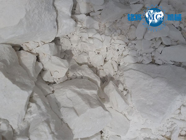 膩?zhàn)臃酆褪喾鄣膮^(qū)別，分辨膩?zhàn)臃酆褪喾鄣姆椒? /> 
</p>
　　<strong>膩?zhàn)臃酆褪喾鄣膮^(qū)別</strong><br />
　　1、顏色：首先石膏粉的顏色一般是灰白色，然后光澤度不高，有點(diǎn)暗。相反，膩?zhàn)臃鄣念伾旧鲜茄┌椎模液苡泄鉂伞?br />
　　2、手感：從手感上來(lái)區(qū)分，石膏粉一般比較粗糙，而且有顆粒感。相反，膩?zhàn)臃蹠?huì)比較細(xì)，有滑溜的感覺(jué)。<br />
　　3、取樣水：石膏粉和膠水或漿糊這些很稠的液體可以攪拌。石膏粉與水混合后很快就會(huì)變硬。膩?zhàn)臃酆?jiǎn)單得多，只需加水?dāng)嚢?，不?huì)硬化。<br />
<p>
	　　4、取樣墻面：干墻面，如果是使用石膏粉的墻面，一般會(huì)有點(diǎn)發(fā)黃，不利于膩?zhàn)?。使用膩?zhàn)臃鄣膲γ鏁?huì)更白，而且容易膩?zhàn)印?
</p>
<p style=