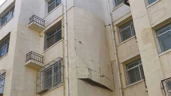 一場(chǎng)大風(fēng)過后，銀川一小區(qū)外墻保溫層大面積脫落！