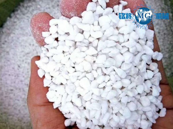 保溫砂漿廠家如何鑒別珍珠巖和?；⒅? /> 
</p>
　　<strong>珍珠巖和?；⒅橄嗤c</strong><br />
　　1、首先兩者生產(chǎn)原料相同，都是用珍珠砂，化學(xué)成分一致，物理性能有別，珍珠巖用珍珠砂外觀不規(guī)則，?；⒅橛谜渲樯巴庥^規(guī)則呈球狀。<br />
　　2、其次兩者防火等級相同，都是A1級防火材料。<br />
<p>
	　　3、兩者結(jié)構(gòu)上有一定相似性，都具備一定的微孔，因此都具備保溫、隔熱、吸聲等特性。
</p>
<p style=