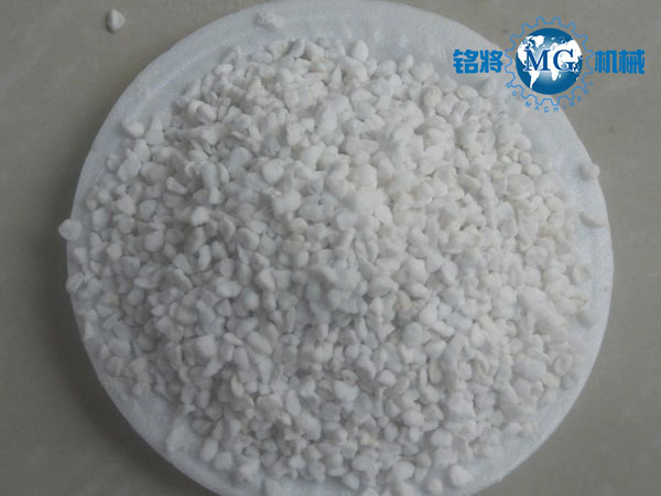 保溫砂漿廠家如何鑒別珍珠巖和?；⒅? /> 
</p>
　　<strong>珍珠巖和玻化微珠不同點</strong><br />
　　1、外觀不同：膨脹珍珠巖外觀呈片狀，不規(guī)則，像玻璃碎片狀，?；⒅橥庥^呈球狀，規(guī)則，顆粒均勻，像鵝卵石經(jīng)過打磨。<br />
　　2、生產(chǎn)工藝不同：膨脹珍珠巖是由煤氣發(fā)生爐用天然氣加熱膨脹而成，而?；⒅槭怯呻姞t用電?；?。<br />
　　3、吸水率不同：玻化微珠吸水低，膨脹珍珠巖吸水率很大。<br />
　　4、強度不一樣：膨脹珍珠巖強度低，易損耗，容重在70-100kgm3；?；⒅閺姸雀?，損耗少，容重在110-130kgm3。<br />
<p>
	　　5、用途不同：?；⒅橹饕迷谕鈮Ρ厣?，膨脹珍珠巖主要用在屋面及樓面保溫上。
</p>
<p style=