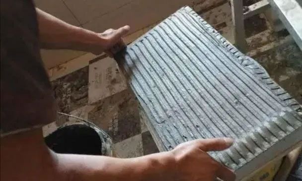 40年經(jīng)驗(yàn)的瓦工師傅，為你講解瓷磚膠里為什么不要加膩?zhàn)臃郏? /> 
</p>
　　<strong>鋪地磚時(shí)強(qiáng)力粘結(jié)劑能加入膩?zhàn)臃刍旌鲜褂脝幔?/strong><br />
　　這個(gè)問題所問的是我們家里要鋪地磚的時(shí)候，使用的是強(qiáng)力粘結(jié)劑，也就是我們所說的瓷磚專用粘結(jié)劑即瓷磚膠，那么在使用瓷磚膠的時(shí)候能向里面加入膩?zhàn)臃蹎?？給出的個(gè)人觀點(diǎn)就是瓷磚膠中是絕對(duì)禁止加入膩?zhàn)臃鄣?。為什么瓷磚膠不能夠加入膩?zhàn)臃勰?？個(gè)人給出的原因有如下四點(diǎn)。<br />
　?、伲簩?dǎo)致所鋪貼的地磚出現(xiàn)空鼓以及松動(dòng)。導(dǎo)致使用瓷磚膠加入膩?zhàn)臃垡院?，鋪貼的瓷磚出現(xiàn)空鼓和松動(dòng)的最根本的原因就是瓷磚膠失效。也就是說我們的瓷磚膠本來應(yīng)該有很強(qiáng)的粘結(jié)力，但是假如你膩?zhàn)臃垡院髮?dǎo)致粘結(jié)力下降，甚至完全失效。所以說在瓷磚膠中是絕對(duì)不能夠加入膩?zhàn)臃鄣摹?br />
　?、冢捍纱u膠產(chǎn)品的要求決定了是不能夠向其中加入膩?zhàn)臃鄣?。?duì)于瓷磚膠，它是一種專用的強(qiáng)力的瓷磚粘結(jié)材料。因?yàn)榇纱u膠是使用水泥，膠，還有其它的一些纖維素作為原材料，然后按照一定的比例攪拌均勻制作而成的。在使用的時(shí)候一般是加入一定量的水，然后攪拌均勻，這樣可以保證這種材料正常的發(fā)揮一些作用。而如果我們加入了膩?zhàn)臃?，就?huì)改變其配比，甚至發(fā)生不利的化學(xué)反應(yīng)而導(dǎo)致我們瓷磚膠失去其應(yīng)有的效果。<br />
　?、郏耗?zhàn)臃郾旧淼奶匦运鶝Q定的。對(duì)于常用的膩?zhàn)臃郏蠹叶贾?，是使用一定量的膠，然后以石灰作為原材料攪拌均勻制造而成的。在使用的時(shí)候就是加入一定量的水?dāng)嚢枰院髞磉M(jìn)行涂抹。例如我們室內(nèi)墻面上所批刮的膩?zhàn)?，都是使用膩?zhàn)臃壑谱鞫傻?。但是這種材料強(qiáng)度很低，遇水以后就失效了。而把膩?zhàn)臃奂尤氪纱u膠以后，同樣也會(huì)導(dǎo)致這種材料的失效。所以說，膩?zhàn)臃凼遣贿m合與別的材料混合使用的。<br />
　?、埽哼€會(huì)引起我們瓷磚縫隙出現(xiàn)返堿的情況。所謂瓷磚縫隙的返堿，就是瓷磚鋪貼完成以后，大家會(huì)發(fā)現(xiàn)我順著瓷磚的縫隙向外滲透一種白色的結(jié)晶狀粉末狀的物質(zhì)。這種物質(zhì)就是我們加入了膩?zhàn)臃郯l(fā)生化學(xué)反應(yīng)，通過瓷磚的縫隙上返上來的。所以加入了膩?zhàn)臃?，?duì)我們以后地面的衛(wèi)生是有嚴(yán)重影響的。<br />
<p>
	　　使用建議：①、如果我們鋪地磚時(shí)使用瓷磚膠，也就是瓷磚粘結(jié)劑，不允許任意的加入膩?zhàn)臃刍蛘呤羌尤胨唷６鴳?yīng)該按照產(chǎn)品的要求的配比去使用。②、鋪地磚的過程中，無論我們是使用水泥砂漿還是使用瓷磚膠，都不允許加入膩?zhàn)臃垡?，就是膩?zhàn)臃鄄辉试S出現(xiàn)在瓷磚粘貼材料中。
</p>
<p style=