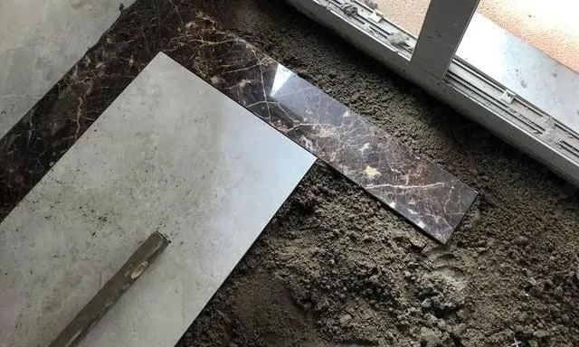 40年經(jīng)驗(yàn)的瓦工師傅，為你講解瓷磚膠里為什么不要加膩?zhàn)臃郏? /> 
</p>
　　<strong>為何會(huì)出現(xiàn)使用瓷磚膠鋪地磚時(shí)加入膩?zhàn)臃郏?/strong><br />
　　上面給大家介紹了瓦工師傅在鋪地磚的過程中，向瓷磚膠中加入了膩?zhàn)臃郏瑫?huì)導(dǎo)致四點(diǎn)最常見的問題。可是既然會(huì)出現(xiàn)這么多問題，為什么瓦工師傅會(huì)加入膩?zhàn)臃勰兀科鋵?shí)導(dǎo)致這個(gè)問題的原因并不是特別復(fù)雜，個(gè)人給出的原因有如下四點(diǎn)。<br />
　?、伲航档驼迟N材料的費(fèi)用。對(duì)于瓷磚膠，大家應(yīng)該都有所了解，一小袋的價(jià)格就很貴。如果全部使用瓷磚膠來鋪地磚，那么每平米要比水泥砂漿費(fèi)用高出來接近1/3。所以在鋪地磚的時(shí)候，很多的瓦工師傅都想節(jié)省瓷磚膠，然后加入一些材料來代替。這就出現(xiàn)了在瓷磚膠中加入膩?zhàn)臃鄣那闆r。<br />
　?、冢涸诖纱u膠中加入膩?zhàn)臃垡院螅纱u膠更容易施工。因?yàn)榇纱u膠加水?dāng)嚢枰院笫欠浅ｐこ淼?，使用基本都是用鋸齒形刮刀進(jìn)行刮的，刮時(shí)候還是比較費(fèi)力氣的。但是如果在瓷磚膠中加入了膩?zhàn)臃?，其?shí)確實(shí)是增加了瓷磚膠的和易性。這個(gè)時(shí)候我們刮起來是非常的容易。也就說，對(duì)鋪貼瓷磚的操作上來說更加的簡(jiǎn)單。<br />
　?、郏轰佡N地磚的瓦工對(duì)粘貼材料的特性不了解所導(dǎo)致的。也就是說，我們家中給我們鋪地地磚，他不知道我們所選購(gòu)的瓷磚膠是如何使用的，這就是導(dǎo)致在使用的過程中把不同的材料混合在一起。例如發(fā)現(xiàn)了瓷磚膠和膩?zhàn)臃鄯旁谝黄?，使用的時(shí)候就把兩種材料放在一起進(jìn)行了攪拌。這也是常見的一種操作上的錯(cuò)誤導(dǎo)致的。<br />
　　提示建議：<br />
　?、佟⑷绻覀兗依镤伌纱u，大家一定要找專業(yè)的公司來進(jìn)行鋪貼。然后所有的鋪貼材料都嚴(yán)格按照產(chǎn)品的要求去使用，不得任意改變其配比以及使用方法。<br />
　?、?、對(duì)于家庭裝所有家裝的材料，應(yīng)該分類碼放，把不同的材料碼放在不同的區(qū)域。這樣也可以避免工人在使用的時(shí)候把材料用錯(cuò)的情況。<br />
　?、?、當(dāng)我們發(fā)現(xiàn)鋪地磚時(shí)，加入了其它的材料時(shí)，個(gè)人建議大家應(yīng)該立即叫停，然后將鋪貼完成的進(jìn)行返工，以免留下質(zhì)量隱患。<br />
　　對(duì)于家庭中瓷磚的鋪貼，常規(guī)的方法就是根據(jù)所鋪貼的瓷磚去選擇對(duì)應(yīng)的粘貼材料。例如我們要鋪地面的瓷磚，最常規(guī)的就是使用水泥砂漿來進(jìn)行鋪貼。如果我們選用了專用的瓷磚膠來鋪地磚，那么就必須保證瓷磚膠的使用是符合產(chǎn)品說明上的要求的。其實(shí)對(duì)于家裝中其它的一些裝修材料也是如此。我們只有根據(jù)產(chǎn)品的要求去嚴(yán)格使用，這樣才能盡可能保證產(chǎn)品的質(zhì)量。這樣即使以后出現(xiàn)了問題，也有維權(quán)的可能。<br />
<div style=