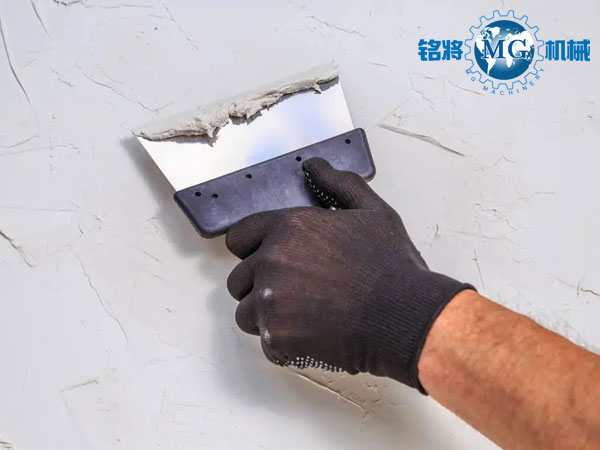 外加劑對(duì)石膏膩?zhàn)有阅苡心男┯绊懀? /> 
</p>
　　<strong>石膏罩面膩?zhàn)拥膽?yīng)用前景</strong><br />
　　石膏刮墻膩?zhàn)邮且越ㄖ喾?、雙飛粉和滑石粉為主要原料，并加入少量石膏改性劑混合而成袋裝粉料。使用時(shí)加水?dāng)嚢杈鶆?，采用刮涂辦法，將墻面找平。它是噴刷涂料或粘貼壁紙的理想基層材料。<br />
　　石膏基材料的耐水性差，因而石膏基膩?zhàn)右话悴荒軌驊?yīng)用于外墻，是內(nèi)墻膩?zhàn)拥囊环N。石膏膩?zhàn)涌捎糜谛扪a(bǔ)、填平建筑物墻面基底的大小裂縫、凹凸不平處、缺口、小洞、缺棱少角等。當(dāng)應(yīng)用于內(nèi)墻時(shí)，除了具有與基層黏結(jié)牢固，凝結(jié)時(shí)間快，施工方便，提高施工效率等特征外，石膏基膩?zhàn)泳哂性S多水泥基膩?zhàn)铀痪邆涞膬?yōu)點(diǎn)。例如，石膏的白度高，膩?zhàn)拥难b飾效果好，有時(shí)可直接作為裝飾性墻面涂料；石膏基膩?zhàn)佑不蠓€(wěn)定，不易產(chǎn)生裂縫和起殼現(xiàn)象，并具有呼吸性能；當(dāng)用作面層裝飾性涂層時(shí)，石膏基膩?zhàn)拥难b飾效果更好等等。<br />
　　<strong>石膏罩面膩?zhàn)痈餍阅苤笜?biāo)含義</strong><br />
　　(1)在容器中狀態(tài)：打開包裝放入容器中，用刮刀或攪拌棒攪拌時(shí)無(wú)沉淀、結(jié)塊時(shí)，可認(rèn)為“無(wú)結(jié)塊、均勻”。如為粉料或粉料、膠料分裝，粉料中無(wú)結(jié)塊和其他雜物，膠液無(wú)沉淀、無(wú)膠凝，二者易于混合均勻時(shí)，認(rèn)為“無(wú)結(jié)塊、均勻”。<br />
　　(2)施工性：施工性是指膩?zhàn)釉诠瓮繒r(shí)的難易程度。其檢測(cè)方法是將試板(250mm×150mm×4mm)放置在平面上，用鋼制刮刀刮涂試樣1mm厚，檢查涂裝作業(yè)是否有障礙，放置5h后，再用同樣方法刮涂第二道試樣，刮涂運(yùn)行無(wú)困難，認(rèn)為“刮涂無(wú)障礙”。<br />
　　(3)干燥時(shí)間：干燥時(shí)間是指膩?zhàn)訌牧黧w層到全部形成干燥的固體涂層的這段時(shí)間。其檢測(cè)方法可按GB／T1728—89中表干方法規(guī)定進(jìn)行。<br />
　　(4)初期干燥抗裂性：初期干燥抗裂性是指膩?zhàn)拥耐繉訌氖┕ず蟮臐裢繉訝顟B(tài)到變成干涂層過(guò)程中抵抗裂紋的能力。其檢測(cè)方法可按JG／T24-2000中附錄及規(guī)定進(jìn)行。<br />
　　(5)打磨性：打磨性是指膩?zhàn)右子诖蚰テ秸?、打磨時(shí)不吃力。其檢測(cè)方法是將試板(200mm×150mm×4mm)于標(biāo)準(zhǔn)條件下干燥2d，使用0號(hào)(120目)干磨砂紙?jiān)谀佔(zhàn)油繉由嫌昧M(jìn)行手工打磨，若可打磨出粉末，則認(rèn)為打磨性合格，否則認(rèn)為打磨性不合格。<br />
　　(6)粘結(jié)強(qiáng)度：粘結(jié)強(qiáng)度是指膩?zhàn)訉优c基層之間的結(jié)合力的大小。粘結(jié)強(qiáng)度的檢測(cè)分標(biāo)準(zhǔn)狀態(tài)下粘結(jié)強(qiáng)度和凍融循環(huán)后粘結(jié)強(qiáng)度。前者檢測(cè)方法可按JG/T24-2000的規(guī)定進(jìn)行。后者檢測(cè)方法可按JG／T25-1999的規(guī)定進(jìn)行。<br />
　　(7)低溫貯存穩(wěn)定性：是指膩?zhàn)釉谝欢ǖ牡蜏貤l件下，膩?zhàn)拥男阅懿粦?yīng)當(dāng)有明顯的變化，即分層、結(jié)塊、凝聚或分離等影響膩?zhàn)淤|(zhì)量的情況出現(xiàn)。其檢測(cè)方法可按JG/T3049—1998的規(guī)定進(jìn)行。<br />
                </div>

                <div   id=